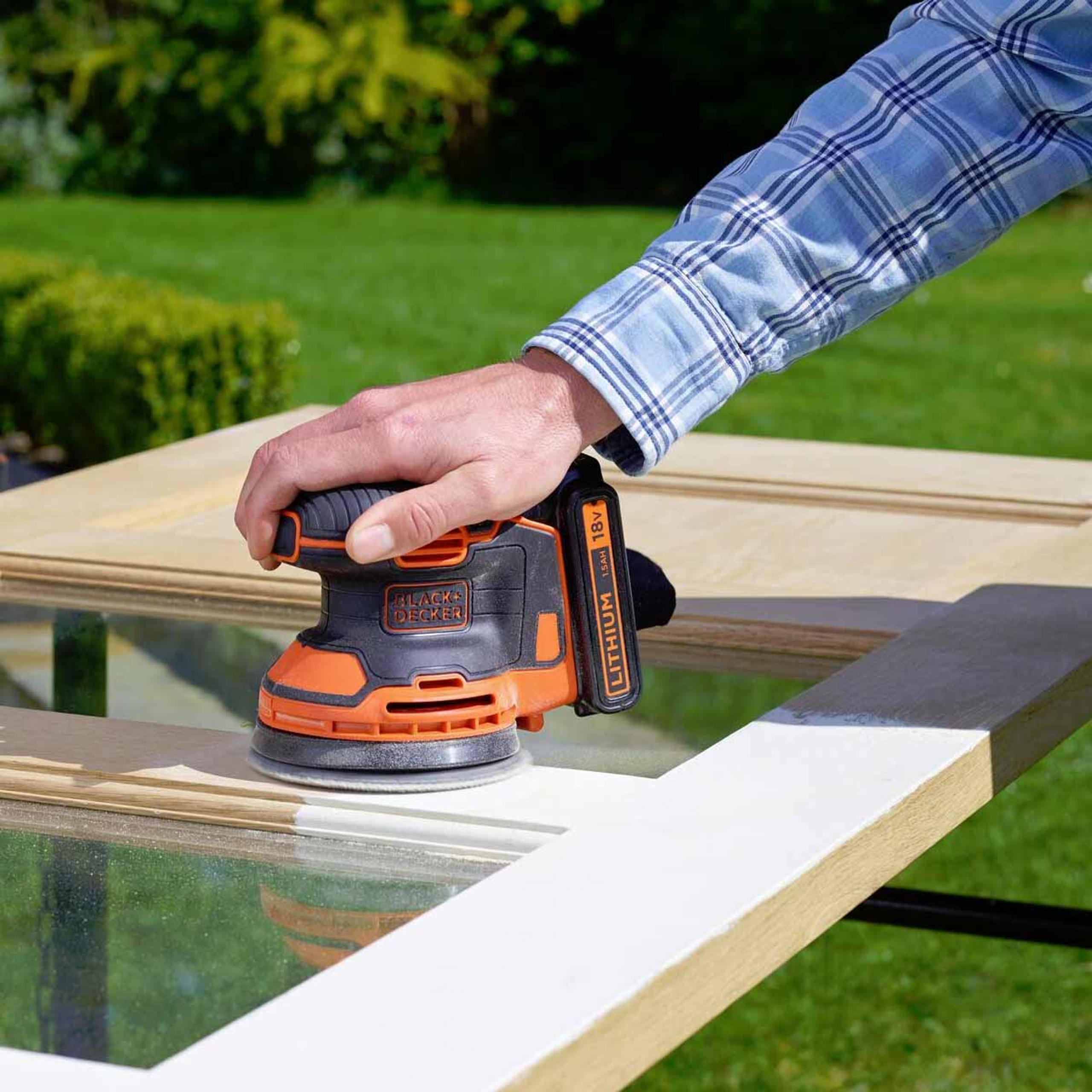 Black & Decker Cordless Random Orbital Sander Kit - Image 2